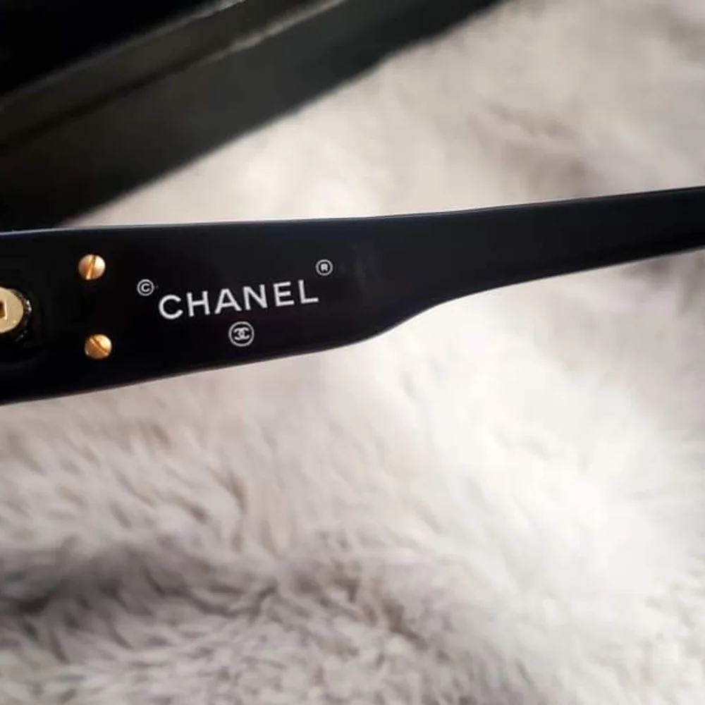 CHANEL Elegant Black Sunglasses with Gold Accent - Picture 4 of 8